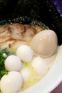 yokohamara-memminatoya - 豚骨醤油+うずら+チャーシュー+味玉+ほうれんそう②