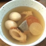 ディオ - おでん６種９品(税抜)100円→開封すると…。そこに２品沈んでいます。(2019.08.24)