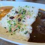 VOVO - ライスには何やら〝ご飯のお供〟的なものをかけていただきました。
            これがまた美味しかった♫
            お好みでどうぞ。