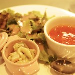 アンディアーモ - ランチのサラダ、前菜、スープ。この日はミネストローネとイカのマリネ。