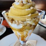 珈琲舎 珈紋 - 中にはキャラメルとバニラのアイスクリームと
            シフォンケーキ