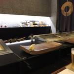 鮨 難波 - 落ち着いた店内、奥に包丁の数々