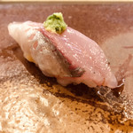 鮨 難波 - 居着きのアジ  回遊しない富山湾育ち  柔らかく美味しい
