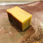 鮨 難波 - 白海老入りの卵焼き  甘めです