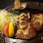 江戸川 - 黒毛和牛和風ステーキ。揚げたニンニクをステーキにつけていただきます♪