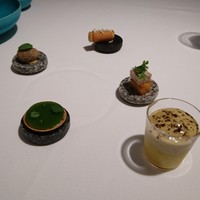 オマージュ - テーブルの上に、アミューズブーシュ。美しい！