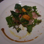 エピセ - オードブル／鹿児島県産あずきはたのマリネ、タケイファームの野生ルッコラ、サラダホウレン草