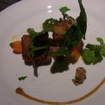 エピセ - オードブル／豚肩肉のサラダ仕立て、タケイファームの野生ルッコラとサラダホウレン草