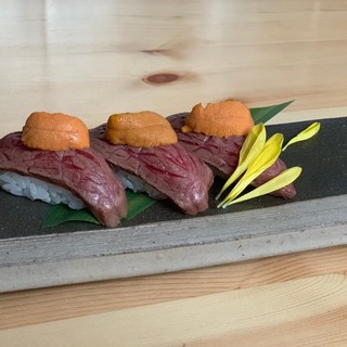 生雲丹のせ黒毛和牛炙り寿司