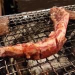 炉端 肉焼き処 猛伸 - 壺漬け１本カルビ。4人で分けました。