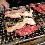 Robata Nikuyakidokoro Takeshi - 焼きますよ～。ちなみに、此方は、炭火です。