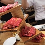 炉端 肉焼き処 猛伸 - 上から、カルビ、ロース、カイノミ、ハラミ、鶏セセリです（4人分）。