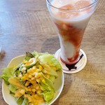 カリー屋 POKHARA - サラダバーと季節のラッシー(イチゴ)