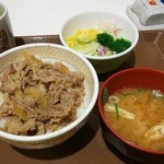 すき家 - 牛丼サラダセット（500円）