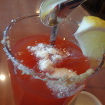 10ZEN - デトックス・ブラッディシーザーにシルクパウダーをセルフで入れているところ♪