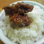 ラーメン ミンミン - 小ライスに排骨肉ON！