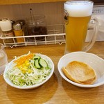 カレーの店 ガン爺 - アサヒビール　サラダ　おせんべい