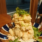 Taishuusakaba Karakaze - グリーンカレーポテトサラダ、パクチーのせ。