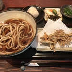 わらの蔵 恕庵 - ごぼう揚げうどん＝８５０円
            塩おにぎり１個＝２００円