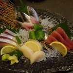 食彩や　 魚太郎 - 料理写真:刺身三種盛(ホタテ、マグロ、ワラサ)とトロいわし