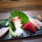 魚店亜紗 - 右から 鱧、鯖、サーモン、鯛、鮪、タコ、イカ、カンパチ（と思われる）