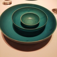 オマージュ - ショープレート。一番小さいのはオリーブオイル入れに、まん中サイズのはパン皿になります。