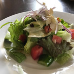 家で取れた野菜、自家製ドレッシングを使っています。