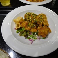 中国料理 豪華 - 鶏肉の唐揚げは5個