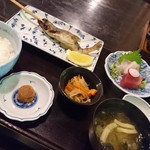 囲炉裏茶寮　八里 - 本日のお魚の塩焼きとお刺身の付いたご飯セット(1900円)です。