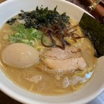 豚蔵 - 能登塩らーめん 半熟味玉子のトッピング