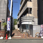 うどんば しん - ※店の外観　※奥に入った場所がお店の入口が