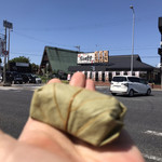 うどんば しん - 走行途中、前日貰った、柿の葉寿司で栄養補給　※後ろに見えるのは、まいどおおきに岸和田食堂