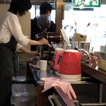 函館十字屋珈琲店 - 注文すると、豆を挽きはじめます