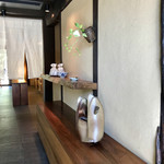 芦屋川 むら玄 - 扉を開けての備前焼と床掛けの花器