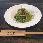 City cafe and space - シンプルながら驚きの美味しさのサラダ。