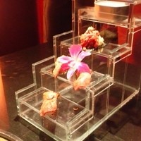 牛牛 西麻布 総本店 - 寿司。　ドライアイスが巧く撮れずにすみません。。。
