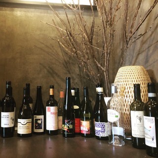 正統派から自然派ワインまで、豊富なワインでお出迎え。