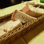 トラットリア ラ グロッタ - セットのパン