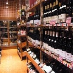 山本商店 - オシャレで広い店内