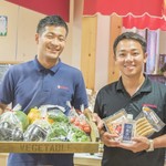 カフェ・スコーラ - 1階マルシェには新鮮野菜とお土産が