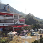 カフェ・スコーラ - 校庭には芝生広場も