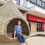 カフェ・スコーラ - たまねぎ型のソファも