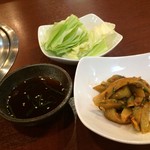 紅梅園 - R.1.6.1.昼 タレ・つきだし・キャベツ