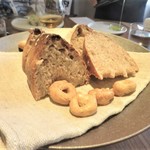 IL GARAGE - 全粒粉パンに変形グリッシーニ