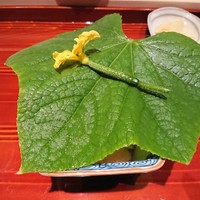 鮨料理 一高 - 上に乗っているのは朝摘みの花付きのキュウリ