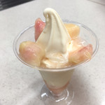 ミニストップ - 料理写真:桃のパフェ〜♫(2019.09.現在)