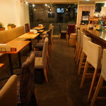 ARCH seaside cafe&bar - 内観写真:海が見える落ち着いた雰囲気の店内