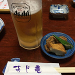 あじ亀 - 生ビールとお通しです。銘柄はアサヒスーパードライです