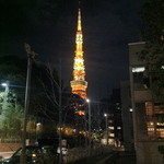 チョップステーキハウス - エントランスから見上げる東京タワー