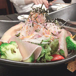 Mandegan Setouchi Wadaining Zen - 生ハムとアボカドとトマトのサラダ
                      唯一のお野菜